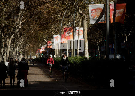 Barcelone, Catalogne, Espagne. Déc 19, 2017. Campagne électorale, des affiches montrant les candidats du parti Junts per Catalunya se suspendre à lampadaires à Barcelone. La Catalogne va voter aux élections régionales Jeudi, deux mois après les militants séparatistes ont tenté de déclarer l'indépendance de la région de Madrid. Beaucoup de dirigeants de le mouvement sécessionniste ont été arrêtés et le gouvernement espagnol a pris le contrôle de l'application des institutions catalanes Constitution article 155. Crédit : Jordi Boixareu/ZUMA/Alamy Fil Live News Banque D'Images