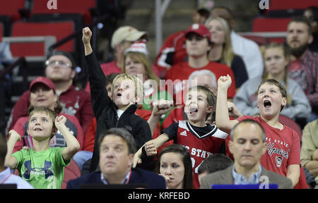 Raleigh, Caroline du Nord, USA. Déc 19, 2017. Les jeunes N.C. Des fans de l'état d'encourager leur équipe. L'Université North Carolina State Wolfpack a accueilli la Robert Morris Colonials au PNC Arena de Raleigh, N.C. Credit : Fabian Radulescu/ZUMA/Alamy Fil Live News Banque D'Images