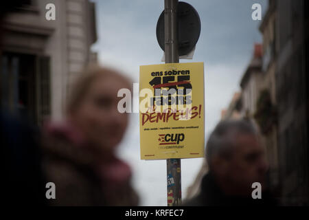 18 Décembre, 2017 - Barcelone, Catalogne, Espagne - UNE TASSE partie affiche de campagne contre l'article 155 de la Constitution espagnole est suspendu dans les rues de Barcelone, Espagne, le 18 décembre 2017 à venir du 21 décembre vote régional catalan. La Catalogne va voter aux élections régionales Jeudi, deux mois après les militants séparatistes ont tenté de déclarer l'indépendance de la région de Madrid. Beaucoup de dirigeants de le mouvement sécessionniste ont été arrêtés et le gouvernement espagnol a pris le contrôle de l'application des institutions catalanes Constitution article 155. Banque D'Images