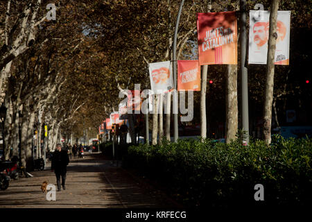 19 Décembre, 2017 - Barcelone, Catalogne, Espagne - campagne électorale, des affiches montrant les candidats du parti Junts per Catalunya se suspendre à lampadaires à Barcelone. La Catalogne va voter aux élections régionales Jeudi, deux mois après les militants séparatistes ont tenté de déclarer l'indépendance de la région de Madrid. Beaucoup de dirigeants de le mouvement sécessionniste ont été arrêtés et le gouvernement espagnol a pris le contrôle de l'application des institutions catalanes Constitution article 155. Banque D'Images