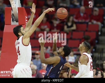 Raleigh, Caroline du Nord, USA. Déc 19, 2017. OMER YURTSEVEN (14) de l'Etat de Caroline du Nord bloque un tir de MALIK PETTEWAY, centre, de Robert Morris. L'Université North Carolina State Wolfpack a accueilli la Robert Morris Colonials au PNC Arena de Raleigh, N.C. Credit : Fabian Radulescu/ZUMA/Alamy Fil Live News Banque D'Images