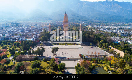 Dali. Dec 18, 2017. Photos prises le 18 décembre 2017 montre trois pagodes du temple Chongsheng au sud-ouest de Dali, dans la province chinoise du Yunnan. Credit : Hu Chao/Xinhua/Alamy Live News Banque D'Images