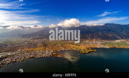 Dali. Dec 18, 2017. Photos prises le 18 décembre 2017 montre les paysages de montagne Cangshan et le Lac Erhai à Dali, dans le sud-ouest de la province chinoise du Yunnan. Credit : Hu Chao/Xinhua/Alamy Live News Banque D'Images