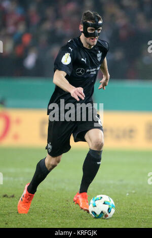 Mainz, Allemagne. Déc 19, 2017. Stuttgart, Christian Gentner en action au cours de la DFB Allemand match de foot entre FSV Mainz 05 et le VfB Stuttgart dans l'Opel Arena à Mainz, Allemagne, 19 décembre 2017. Crédit : Thomas Frey/dpa/Alamy Live News Banque D'Images