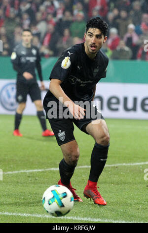 Mainz, Allemagne. Déc 19, 2017. Stuttgart, Berkay Ozcan en action au cours de la DFB Allemand match de foot entre FSV Mainz 05 et le VfB Stuttgart dans l'Opel Arena à Mainz, Allemagne, 19 décembre 2017. Crédit : Thomas Frey/dpa/Alamy Live News Banque D'Images