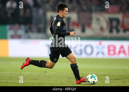 Mainz, Allemagne. Déc 19, 2017. Stuttgart, Josip Brekalo en action au cours de la DFB Allemand match de foot entre FSV Mainz 05 et le VfB Stuttgart dans l'Opel Arena à Mainz, Allemagne, 19 décembre 2017. Crédit : Thomas Frey/dpa/Alamy Live News Banque D'Images