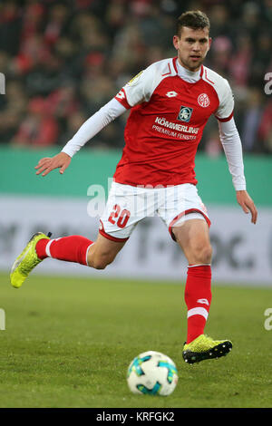 Mainz, Allemagne. Déc 19, 2017. Mainz' Fabian Frei en action au cours de la DFB Allemand match de foot entre FSV Mainz 05 et le VfB Stuttgart dans l'Opel Arena à Mainz, Allemagne, 19 décembre 2017. Crédit : Thomas Frey/dpa/Alamy Live News Banque D'Images