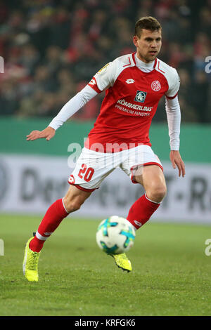 Mainz, Allemagne. Déc 19, 2017. Mainz' Fabian Frei en action au cours de la DFB Allemand match de foot entre FSV Mainz 05 et le VfB Stuttgart dans l'Opel Arena à Mainz, Allemagne, 19 décembre 2017. Crédit : Thomas Frey/dpa/Alamy Live News Banque D'Images