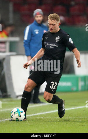 Mainz, Allemagne. Déc 19, 2017. Stuttgart, Andreas Beck en action au cours de la DFB Allemand match de foot entre FSV Mainz 05 et le VfB Stuttgart dans l'Opel Arena à Mainz, Allemagne, 19 décembre 2017. Crédit : Thomas Frey/dpa/Alamy Live News Banque D'Images