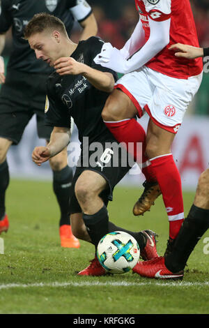 Mainz, Allemagne. Déc 19, 2017. Stuttgart, Santiago Ascacibar allemand en action pendant la DFB match de foot entre FSV Mainz 05 et le VfB Stuttgart dans l'Opel Arena à Mainz, Allemagne, 19 décembre 2017. Crédit : Thomas Frey/dpa/Alamy Live News Banque D'Images