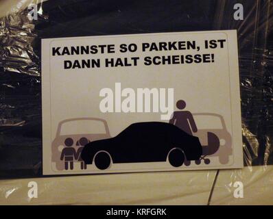 Document - un signe à lire 'Kannste parken donc, ist dann halt con !' (lit. 'Vous pouvez parc comme cela, mais c'est puis merde') est attaché à une voiture enveloppée d'aluminium dans le centre-ville de Stuttgart, Allemagne, 18 décembre 2017. L'enveloppé des militants des voitures afin de dire au large parking gratuit les délinquants. L'ATTENTION DES RÉDACTEURS : Editorial n'utiliser que dans le cadre des reportings. Crédit photo obligatoire. Photo : Radfahren Radfahren/à Stuttgart à Stuttgart/dpa Banque D'Images