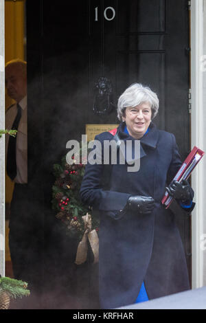Londres, Royaume-Uni. Déc 20, 2017. Premier ministre Theresa peut laisse 10 Downing Street pour Questions au Premier ministre à la Chambre des communes. Credit : Mark Kerrison/Alamy Live News Banque D'Images