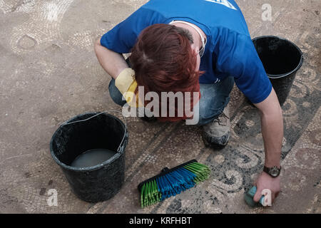 Bet Shemesh, Israël. 20 Décembre, 2017. Les archéologues et les travailleurs de l'Autorité des antiquités d'Israël continuent de découvrir plus de vestiges d'une période Byzantine 1 500 ans monastère et église décorée avec des sols en mosaïque et des éléments en marbre importé découvert dans Bet Shemesh. Découverte des vestiges de murs construits de grande maçonnerie de pierre et d'un pilier de marbre décorées de base avec des croisements. Credit : Alon Nir/Alamy Live News Banque D'Images