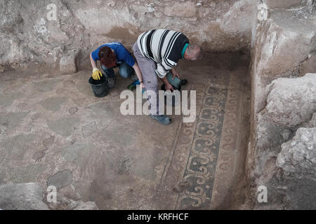 Bet Shemesh, Israël. 20 Décembre, 2017. Les archéologues et les travailleurs de l'Autorité des antiquités d'Israël continuent de découvrir plus de vestiges d'une période Byzantine 1 500 ans monastère et église décorée avec des sols en mosaïque et des éléments en marbre importé découvert dans Bet Shemesh. Découverte des vestiges de murs construits de grande maçonnerie de pierre et d'un pilier de marbre décorées de base avec des croisements. Credit : Alon Nir/Alamy Live News Banque D'Images