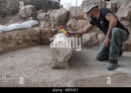 Bet Shemesh, Israël. 20 Décembre, 2017. Les archéologues et les travailleurs de l'Autorité des antiquités d'Israël continuent de découvrir plus de vestiges d'une période Byzantine 1 500 ans monastère et église décorée avec des sols en mosaïque et des éléments en marbre importé découvert dans Bet Shemesh. Découverte des vestiges de murs construits de grande maçonnerie de pierre et d'un pilier de marbre décorées de base avec des croisements. Credit : Alon Nir/Alamy Live News Banque D'Images