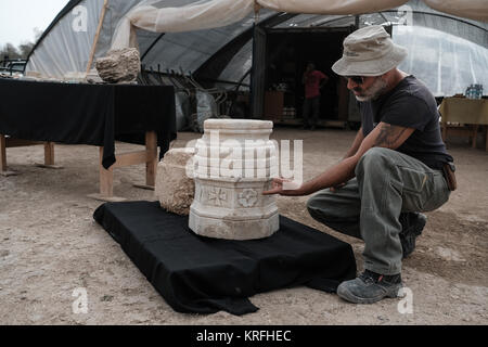 Bet Shemesh, Israël. 20 Décembre, 2017. NAFTALI archéologue AIZIK pointe vers un pilier en marbre décoré de base avec des croisements découvert sur le site des vestiges d'une période Byzantine 1 500 ans de l'abbaye et l'église. Décoré avec des sols en mosaïque et des éléments en marbre importé le composé a été découvert près de Bet Shemesh par l'Autorité des antiquités d'Israël. Les archéologues continuent de découvrir plus de vestiges de murs construit de maçonnerie de pierre de grande taille et d'un pilier de marbre décorées de base avec des croisements. Credit : Alon Nir/Alamy Live News Banque D'Images