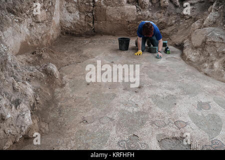 Bet Shemesh, Israël. 20 Décembre, 2017. Les archéologues et les travailleurs de l'Autorité des antiquités d'Israël continuent de découvrir plus de vestiges d'une période Byzantine 1 500 ans monastère et église décorée avec des sols en mosaïque et des éléments en marbre importé découvert dans Bet Shemesh. Découverte des vestiges de murs construits de grande maçonnerie de pierre et d'un pilier de marbre décorées de base avec des croisements. Credit : Alon Nir/Alamy Live News Banque D'Images