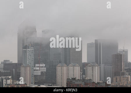 Londres, Royaume-Uni. Déc 20, 2017. Météo France : jour brumeux sur la ville y compris les bâtiments du parc d'affaires de Canary Wharf à l'Est de Londres. © Guy Josse/Alamy Live News Banque D'Images