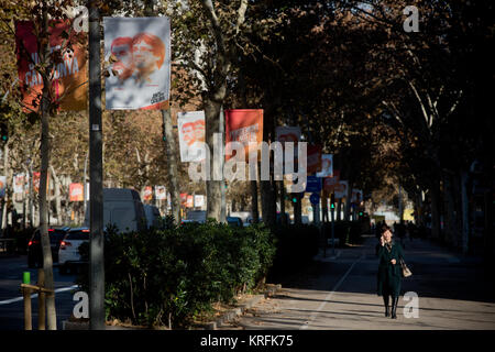 Barcelone, Catalogne, Espagne. Déc 19, 2017. Campagne électorale, des affiches montrant les candidats du parti Junts per Catalunya se suspendre à lampadaires à Barcelone. La Catalogne va voter aux élections régionales Jeudi, deux mois après les militants séparatistes ont tenté de déclarer l'indépendance de la région de Madrid. Beaucoup de dirigeants de le mouvement sécessionniste ont été arrêtés et le gouvernement espagnol a pris le contrôle de l'application des institutions catalanes Constitution article 155. Crédit : Jordi Boixareu/ZUMA/Alamy Fil Live News Banque D'Images