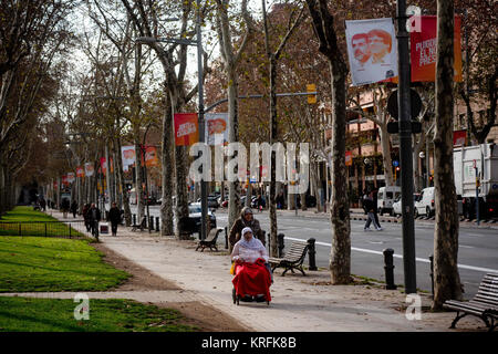 Barcelone, Catalogne, Espagne. Déc 19, 2017. Campagne électorale, des affiches montrant les candidats du parti Junts per Catalunya se suspendre à lampadaires à Barcelone. La Catalogne va voter aux élections régionales Jeudi, deux mois après les militants séparatistes ont tenté de déclarer l'indépendance de la région de Madrid. Beaucoup de dirigeants de le mouvement sécessionniste ont été arrêtés et le gouvernement espagnol a pris le contrôle de l'application des institutions catalanes Constitution article 155. Crédit : Jordi Boixareu/ZUMA/Alamy Fil Live News Banque D'Images