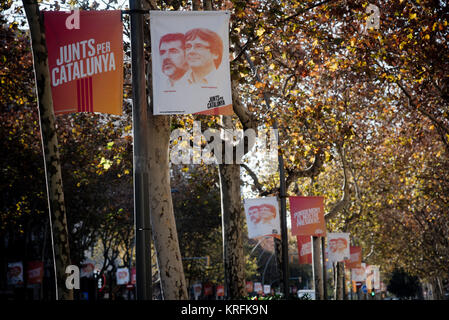 Barcelone, Catalogne, Espagne. Barcelone, Espagne. Déc 19, 2017. 19 Décembre, 2017. Campagne électorale, des affiches montrant les candidats Carles Puigdemont et Jordi Sanchez de l Junts per Catalunya partie accrocher de lampadaires à Barcelone. La Catalogne va voter aux élections régionales Jeudi, deux mois après les militants séparatistes ont tenté de déclarer l'indépendance de la région de Madrid. Beaucoup de dirigeants de le mouvement sécessionniste ont été arrêtés et le gouvernement espagnol a pris le contrôle de l'application des institutions catalanes Constitution article 155. Crédit : Jordi Boixareu/Alamy Live News Banque D'Images