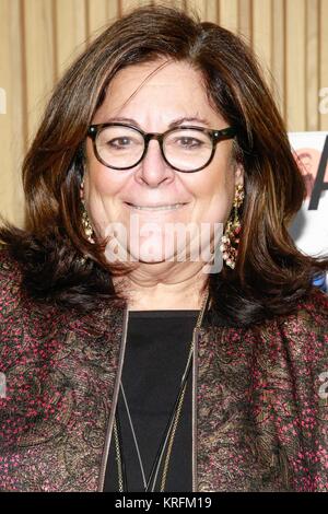 Fern Mallis aux arrivées pour N'IMPORTE QUI QUI A N'IMPORTE QUI : L'étonnante des entrevues avec des célébrités, 1987-2017 Lancement de livre, 100 East 53 Street, New York, NY, le 14 décembre 2017. Photo par : Jason Mendez/Everett Collection Banque D'Images