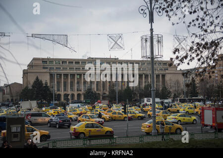 Bucarest, Roumanie - 20 décembre 2017, les chauffeurs de taxi Roumain : Manifestation devant le siège du gouvernement contre l'Uber et autres applications qui volent leurs clients. Banque D'Images