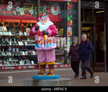 Glasgow, Scotland, UK 20 décembre. Santas sur Sauchiehall Street six pieds de statues ont été conçus par les élèves à l'école primaire à l'Garnetbank soutenir Business Improvement District (BID) travail. Credit : Gérard ferry/Alamy Live News Banque D'Images
