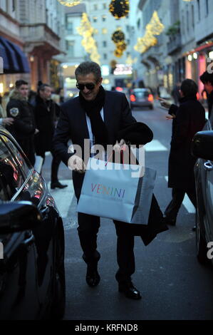 Milan, Ezio Greggio dans le centre pour des cadeaux de Noël Ezio Greggio arrive dans le centre à bord de son Audi A6, puissant Après le magasinage au ''Damiani Venini' entre dans le prestigieux' de la Via Montenapoleone, bijoux pour acheter le cadeau à sa petite amie Simona Gobbi. Il laisse après une heure avec Giorgio, l'un des 3 frères qui possèdent la marque Damiani, et est immédiatement reconnu par un mendiant qui lui demande de l'argent. Ezio Greggio première salue Giorgio Damiani, puis fouille dans sa poche pour chercher un peu de changement mais ne peut pas le trouver et ensuite les délégués M. Giorgio Damiani de lui laisser quelque chose de pointe. Ezi Banque D'Images