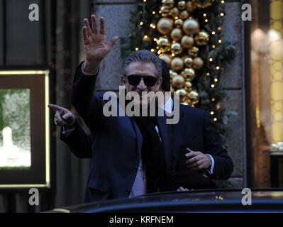 Milan, Ezio Greggio dans le centre pour des cadeaux de Noël Ezio Greggio arrive dans le centre à bord de son Audi A6, puissant Après le magasinage au ''Damiani Venini' entre dans le prestigieux' de la Via Montenapoleone, bijoux pour acheter le cadeau à sa petite amie Simona Gobbi. Il laisse après une heure avec Giorgio, l'un des 3 frères qui possèdent la marque Damiani, et est immédiatement reconnu par un mendiant qui lui demande de l'argent. Ezio Greggio première salue Giorgio Damiani, puis fouille dans sa poche pour chercher un peu de changement mais ne peut pas le trouver et ensuite les délégués M. Giorgio Damiani de lui laisser quelque chose de pointe. Ezi Banque D'Images