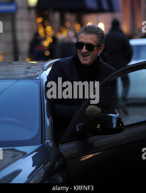 Milan, Ezio Greggio dans le centre pour des cadeaux de Noël Ezio Greggio arrive dans le centre à bord de son Audi A6, puissant Après le magasinage au ''Damiani Venini' entre dans le prestigieux' de la Via Montenapoleone, bijoux pour acheter le cadeau à sa petite amie Simona Gobbi. Il laisse après une heure avec Giorgio, l'un des 3 frères qui possèdent la marque Damiani, et est immédiatement reconnu par un mendiant qui lui demande de l'argent. Ezio Greggio première salue Giorgio Damiani, puis fouille dans sa poche pour chercher un peu de changement mais ne peut pas le trouver et ensuite les délégués M. Giorgio Damiani de lui laisser quelque chose de pointe. Ezi Banque D'Images