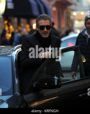 Milan, Ezio Greggio dans le centre pour des cadeaux de Noël Ezio Greggio arrive dans le centre à bord de son Audi A6, puissant Après le magasinage au ''Damiani Venini' entre dans le prestigieux' de la Via Montenapoleone, bijoux pour acheter le cadeau à sa petite amie Simona Gobbi. Il laisse après une heure avec Giorgio, l'un des 3 frères qui possèdent la marque Damiani, et est immédiatement reconnu par un mendiant qui lui demande de l'argent. Ezio Greggio première salue Giorgio Damiani, puis fouille dans sa poche pour chercher un peu de changement mais ne peut pas le trouver et ensuite les délégués M. Giorgio Damiani de lui laisser quelque chose de pointe. Ezi Banque D'Images