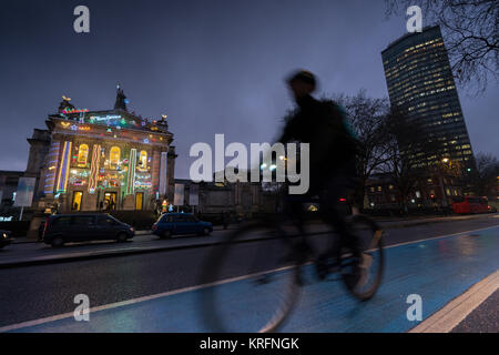 Londres, Royaume-Uni. Déc 20, 2017. La Tate Britain bâtiment décoré avec des lumières de Noël avec un cycliste qui passe au premier plan. Date de la photo : le mercredi 20 décembre 2017. Credit : Roger Garfield/Alamy Live News Banque D'Images