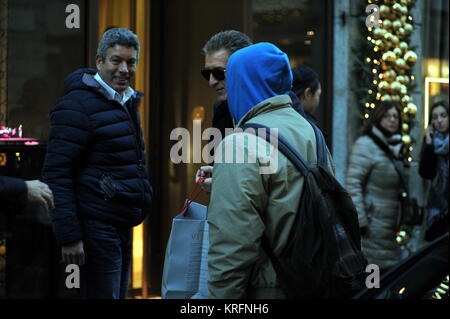 Milan, Ezio Greggio dans le centre pour des cadeaux de Noël Ezio Greggio arrive dans le centre à bord de son Audi A6, puissant Après le magasinage au ''Damiani Venini' entre dans le prestigieux' de la Via Montenapoleone, bijoux pour acheter le cadeau à sa petite amie Simona Gobbi. Il laisse après une heure avec Giorgio, l'un des 3 frères qui possèdent la marque Damiani, et est immédiatement reconnu par un mendiant qui lui demande de l'argent. Ezio Greggio première salue Giorgio Damiani, puis fouille dans sa poche pour chercher un peu de changement mais ne peut pas le trouver et ensuite les délégués M. Giorgio Damiani de lui laisser quelque chose de pointe. Ezi Banque D'Images