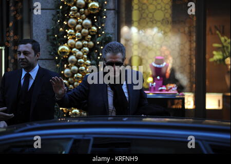 Milan, Ezio Greggio dans le centre pour des cadeaux de Noël Ezio Greggio arrive dans le centre à bord de son Audi A6, puissant Après le magasinage au ''Damiani Venini' entre dans le prestigieux' de la Via Montenapoleone, bijoux pour acheter le cadeau à sa petite amie Simona Gobbi. Il laisse après une heure avec Giorgio, l'un des 3 frères qui possèdent la marque Damiani, et est immédiatement reconnu par un mendiant qui lui demande de l'argent. Ezio Greggio première salue Giorgio Damiani, puis fouille dans sa poche pour chercher un peu de changement mais ne peut pas le trouver et ensuite les délégués M. Giorgio Damiani de lui laisser quelque chose de pointe. Ezi Banque D'Images