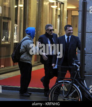 Milan, Ezio Greggio dans le centre pour des cadeaux de Noël Ezio Greggio arrive dans le centre à bord de son Audi A6, puissant Après le magasinage au ''Damiani Venini' entre dans le prestigieux' de la Via Montenapoleone, bijoux pour acheter le cadeau à sa petite amie Simona Gobbi. Il laisse après une heure avec Giorgio, l'un des 3 frères qui possèdent la marque Damiani, et est immédiatement reconnu par un mendiant qui lui demande de l'argent. Ezio Greggio première salue Giorgio Damiani, puis fouille dans sa poche pour chercher un peu de changement mais ne peut pas le trouver et ensuite les délégués M. Giorgio Damiani de lui laisser quelque chose de pointe. Ezi Banque D'Images