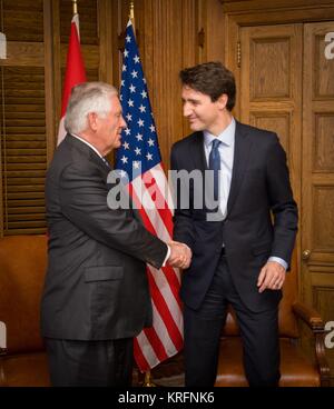 Ottawa, Canada. Déc 19, 2017. La secrétaire d'État des États-Unis, Rex Tillerson est accueilli par le Premier ministre du Canada, Justin Trudeau, droit, avant leur réunion bilatérale sur la Colline du Parlement le 19 décembre 2017 à Ottawa, Canada. Credit : Planetpix/Alamy Live News Banque D'Images