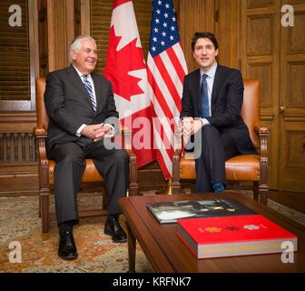 Ottawa, Canada. Déc 19, 2017. La secrétaire d'État des États-Unis, Rex Tillerson lors d'une réunion bilatérale avec le premier ministre du Canada, Justin Trudeau sur la Colline du Parlement le 19 décembre 2017 à Ottawa, Canada. Credit : Planetpix/Alamy Live News Banque D'Images