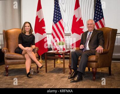 Ottawa, Canada. Déc 19, 2017. La secrétaire d'État des États-Unis, Rex Tillerson lors d'une réunion bilatérale avec le Ministre des affaires étrangères du Canada Chrystia Freeland au ministère des Affaires internationales, 19 décembre 2017 à Ottawa, Canada. Credit : Planetpix/Alamy Live News Banque D'Images