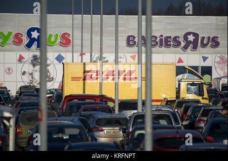 Gdansk, Pologne. Déc 20, 2017. Parking plein centre commercial d'Auchan avant Noël à Gdansk, Pologne. 20 décembre 2017 © Wojciech Strozyk / Alamy Live News Crédit : Wojciech Stróżyk/Alamy Live News Banque D'Images