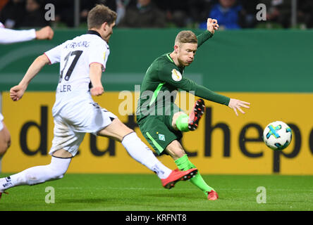 Le Werder Florian Kainz (R) et Fribourg Lukas Kuebler rivalisent pour la balle lors de l'Association allemande de football (DFB) Cup match de football entre le Werder Brême et SC Freiburg, au Weserstadion de Brême, Allemagne, le 20 décembre 2017. (CONDITIONS D'EMBARGO - ATTENTION : La DFB interdit l'utilisation et la publication d'images séquentielles sur l'internet et autres médias en ligne pendant le match (y compris la mi-temps). ATTENTION : période de blocage ! La DFB permet l'utilisation et la publication des photos pour les services mobiles (MMS) et en particulier pour le DVB-H et DMB uniquement après la Banque D'Images