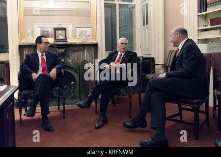 Washington, États-Unis d'Amérique. Déc 19, 2017. Le Vice-président américain Mike Pence, centre, se réunit avec le secrétaire au Trésor, Steven Mnuchin, gauche, Président du Conseil économique et Gary Cohn à la Chambre des représentants vote sur la réduction d'impôt Loi sur la colline du Capitole, le 19 décembre 2017 à Washington, DC. Credit : Planetpix/Alamy Live News Banque D'Images
