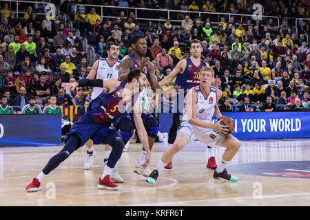 Barcelone, Espagne. Déc 20, 2017. Alberto Diaz, Pau Ribas et Victor Claver pendant le match entre le FC Barcelone contre Unicaja Malaga, Lassa pour le cycle 13 de l'Euroleague, joué au Palau Blaugrana le 20 décembre 2017 à Barcelone, Espagne. (Crédit : GTO/Urbanandsport/Gtres Online) Credit : Gtres información más Comuniación sur ligne, S.L./Alamy Live News Banque D'Images