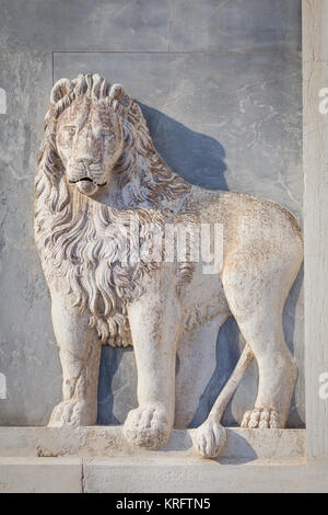 Lion en marbre sur la façade de l'église Banque D'Images