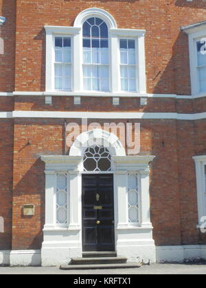 Porte d'entrée d'un immeuble dans la High Street, Pershore, Worcestershire. Banque D'Images