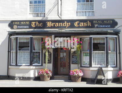 Le Brandy Cask dans la High Street, Pershore, Worcestershire, avec des paniers suspendus colorés et des fleurs dans des baignoires. Banque D'Images