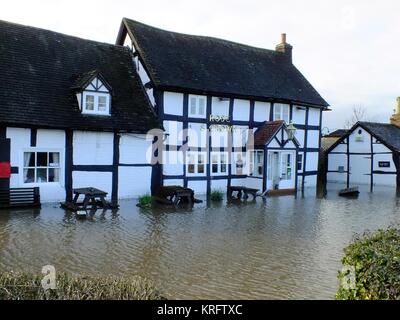 Inondations dans la région de Worcester, Worcestershire, en janvier et février 2013. De fortes pluies sur un certain nombre de semaines ont fait briser les rives des rivières. Présentation du pub Rose & Crown à Severn Stoke. Banque D'Images