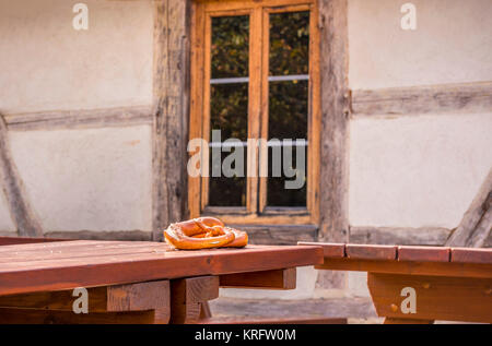 Bretzel sur table dans un décor rustique allemand Banque D'Images