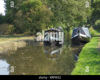 Vue de deux péniches près du pont élévateur Crofts Mill sur le canal Montgomery, qui s'étend de l'est du pays de Galles au nord-ouest du Shropshire. Banque D'Images