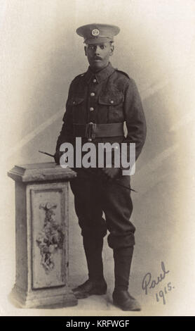 Studio Portrait of a black soldat britannique pendant la Première Guerre mondiale. Son insigne cap indique qu'il est membre de l'Hampshire Regiment. La photographie est signée, Paul, 1915. Date : 1915 Banque D'Images